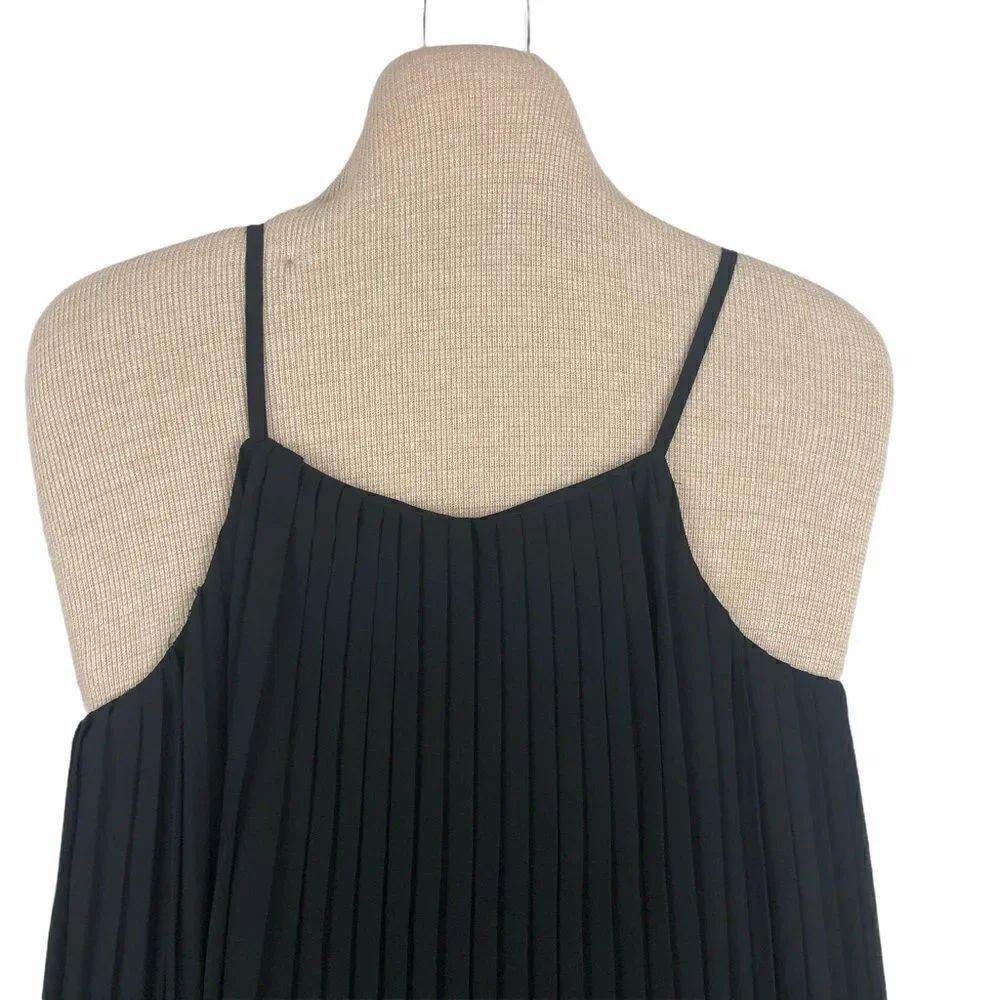 Glamorous pleated little black dress - Picture 4 of 13